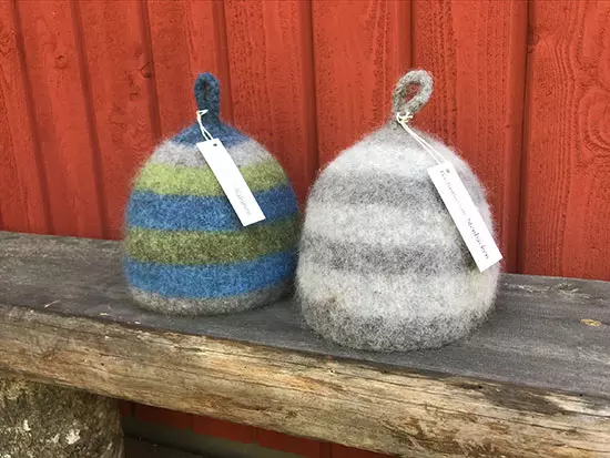"Blåbärsris" och "Stenbäcken" Bastumössorna "Blåbärsris" och "Stenbäcken" - Bastumössa från Ockelbo