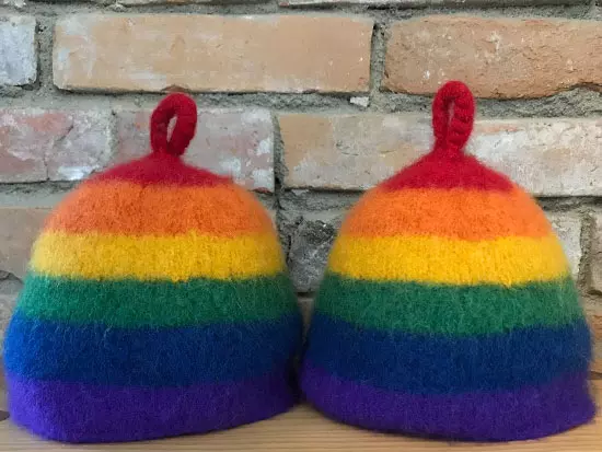 "Charlie" och "Billie" Regnbågsmössorna "Charlie" och "Billie" - Bastumössa från Ockelbo